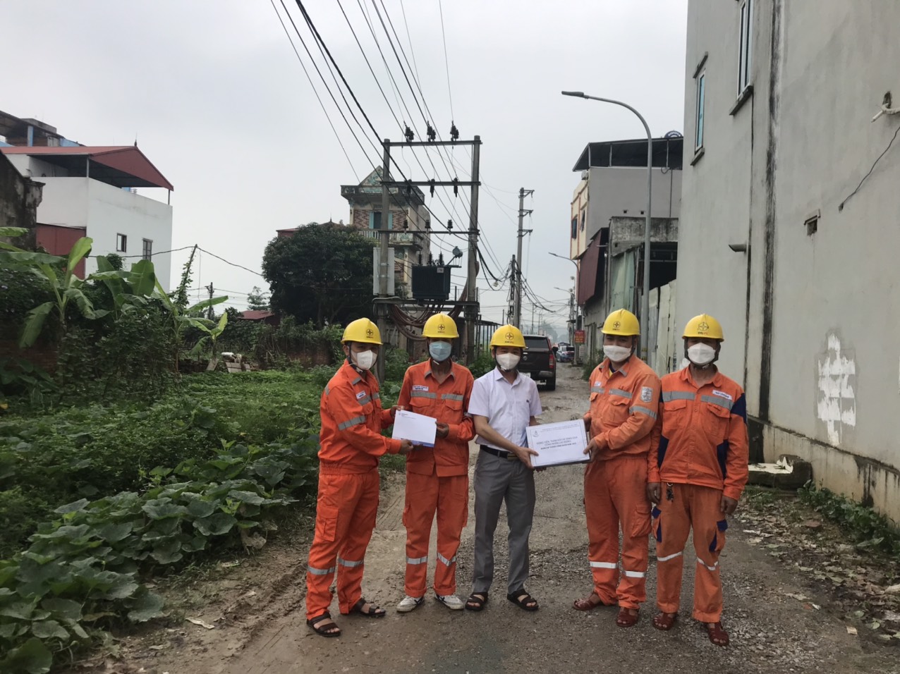 Xí nghiệp Dịch vụ Điện lực Bắc Ninh tặng quà nhân dịp Tháng công nhân và Tháng hành động an toàn vệ sinh lao động năm 2022